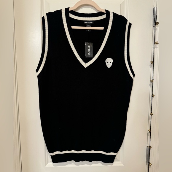 HOT TOPIC Sweater Vest - Picture 2 of 7